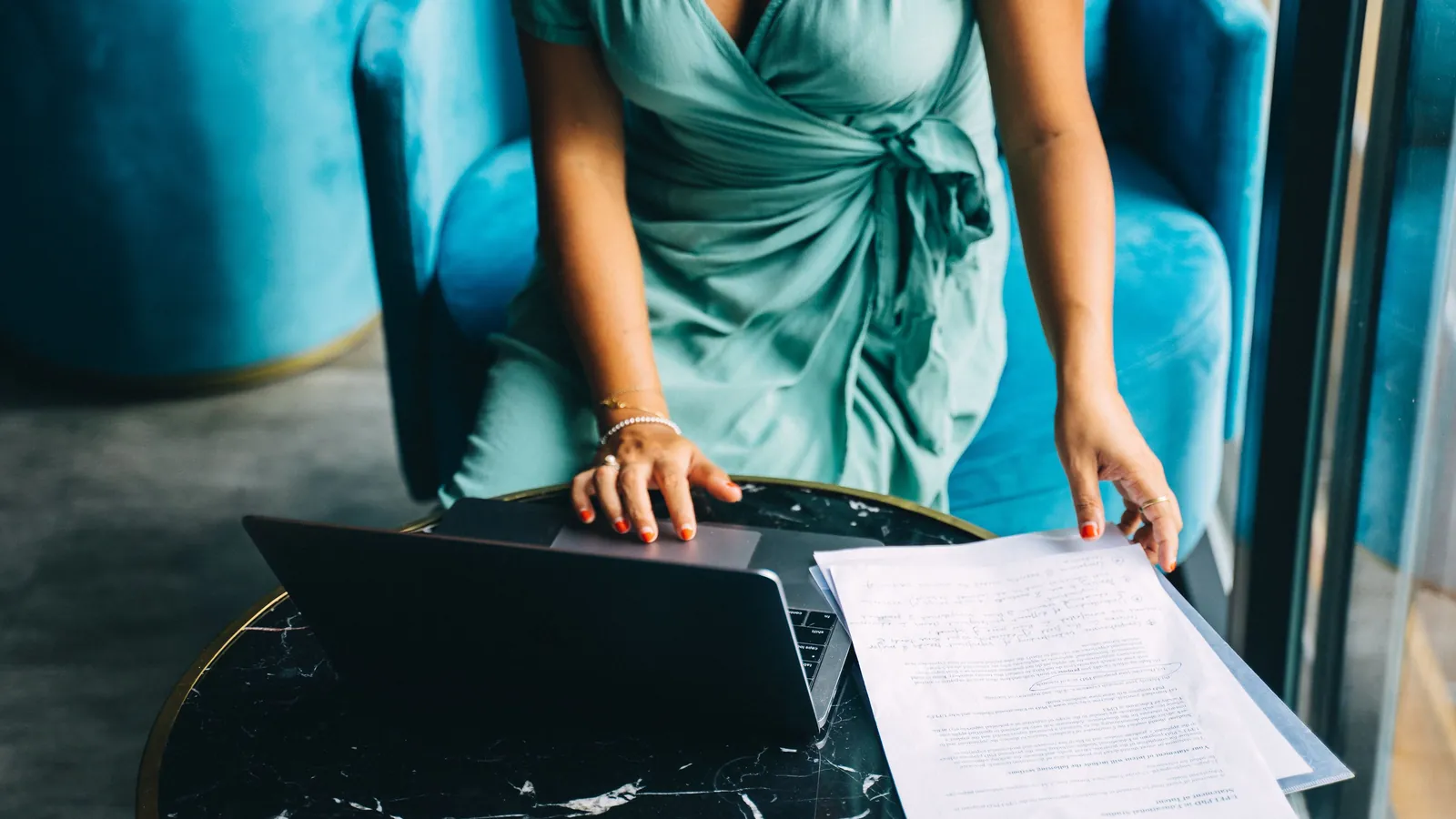 노트북과 출력 문서를 함께 검토하는 업무 참고 사진